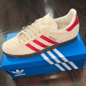 NWT Adidas Gazelle Tan Suede Red Stripe Sneakers Men’s US size 11.5 NIB